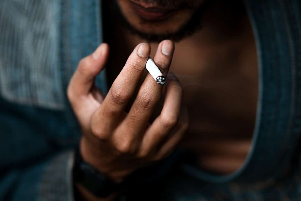 close up man smoking cigarette 1536x1024 1 de pe e-potion.ro
