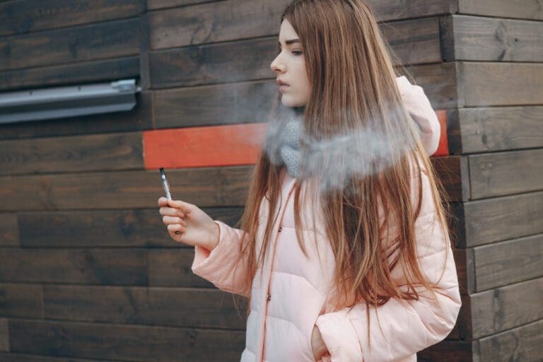 Vapatul in randul adolescentilor: Riscuri, reglementari si strategii de prevenire