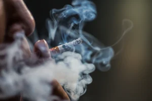 Cum Sa Fumezi? (Evită Tusea, Mirosul, A Fi Prins Și Cele Mai Bune Metode)